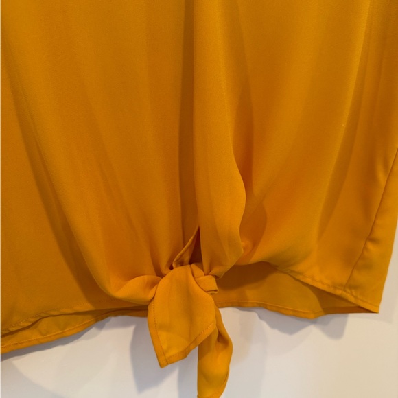 Madewell short sleeve blouse with tie closure at the bottom - Picture 4 of 5